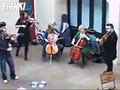 動画:演奏中にケータイなんてしてんじゃねぇよ!